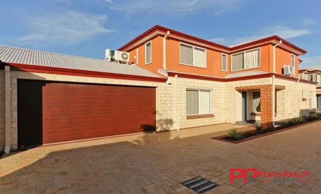 Upstair Master Bedroom with Private Kitchen & Bathroom for Rent