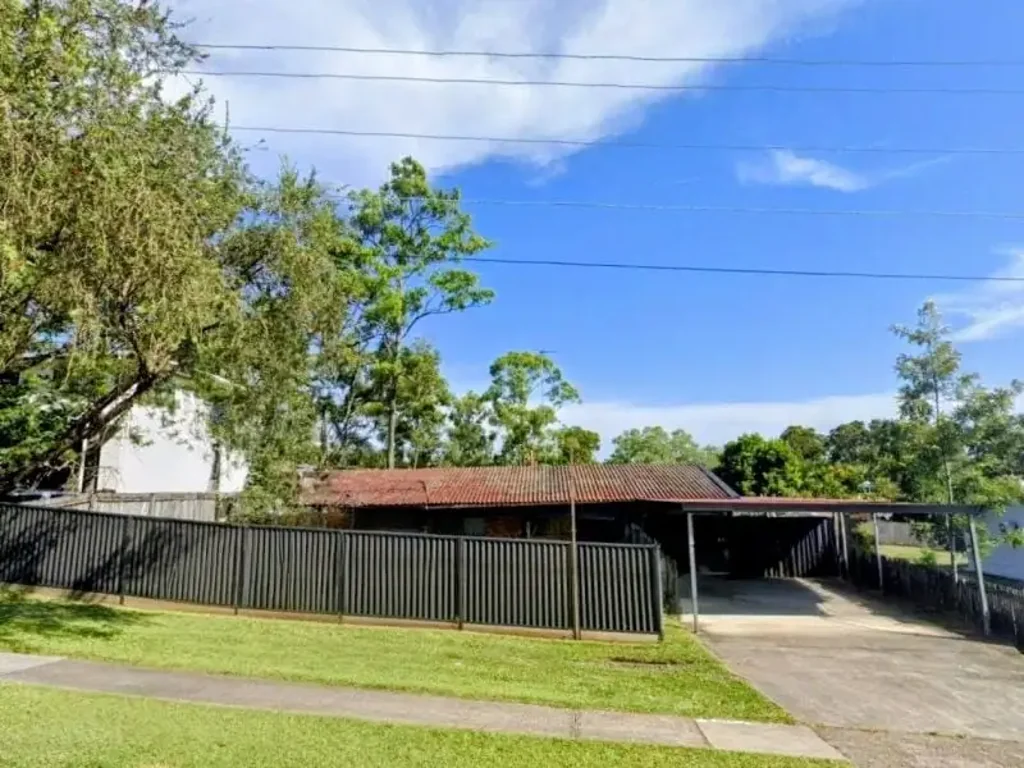 Ashmore 6 Bedroom ********COMMERCIAL POTENTIAL******** High-Growth Ashmore Location Home Business and Dual Living Potential