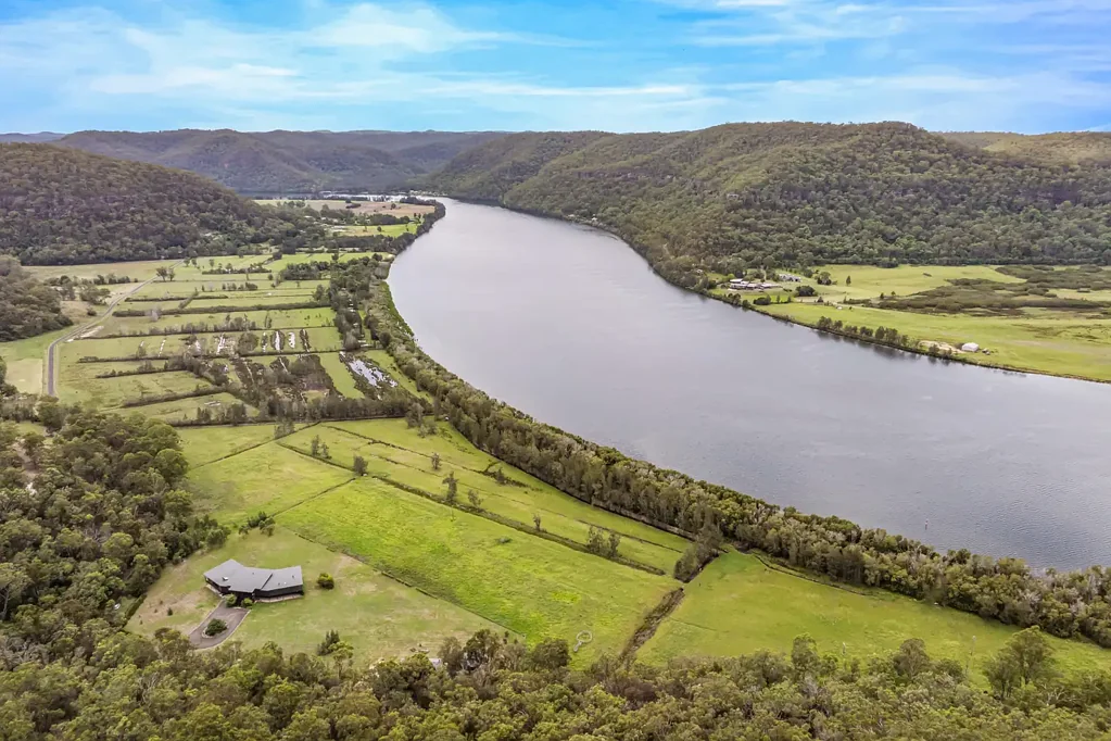 Laughtondale 5ห้องนอน An Exceptional Riverfront Estate of 38-Acres With Rare Beauty and Versatility