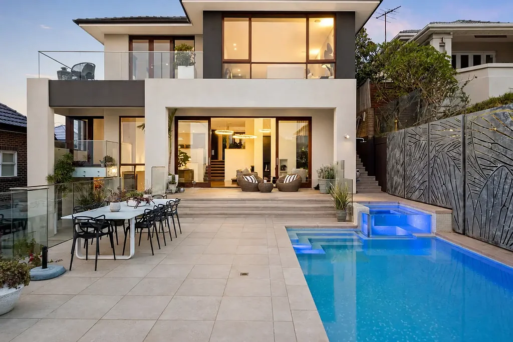 South Coogee 4房 Joanna设计 海滨全景 Miele厨房 游泳池spa 四车位车库 朝北采光 Architectural Coastal Sanctuary With Sweeping Pacific Views