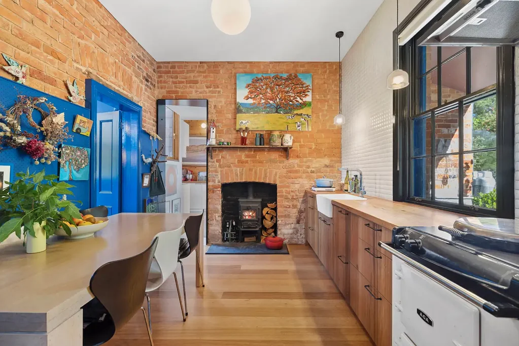 Vaughan 3Habitaciones Live a Rich Life in the Restored Bank of Victoria, Circa 1853