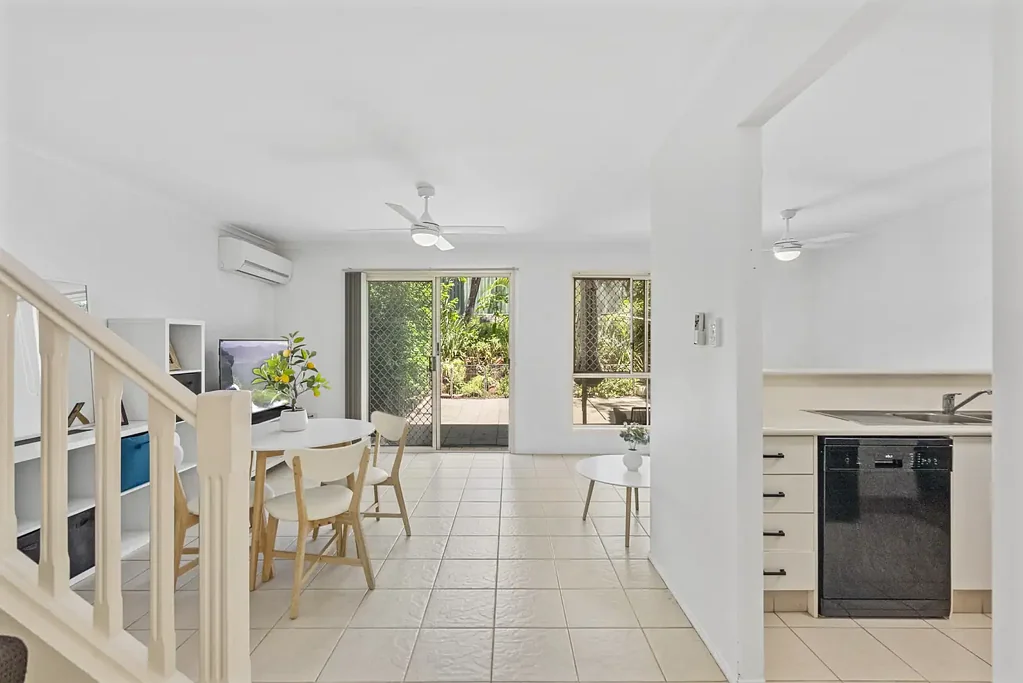 Highland Park 3غرفة نوم EXCEPTIONAL VALUE - BEAUTIFULLY UPDATED, MOVE IN READY TOWNHOUSE - WILL BE SOLD!