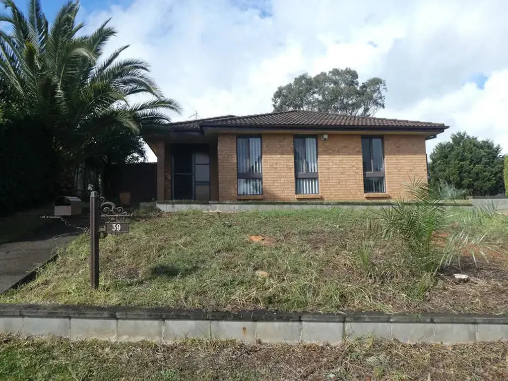 SPACIOUS 3 BEDROOMS HOUSE