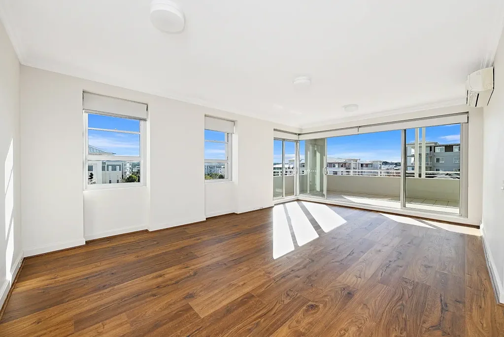 Breakfast Point 3chambre A Commanding East-Facing Apartment with Elevated Suburban Views