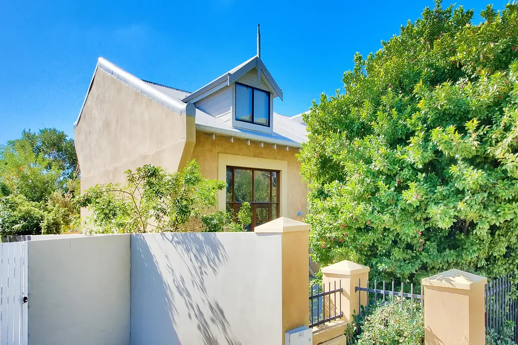 MODERN MEZZANINE TOWNHOUSE | SOPHISTICATED LIVING IN A SUPERB LOCATION