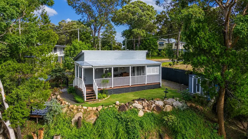 Macleay Island 1房 水岸生活 835平地块 壮丽水景露台 现代2包厨房 低维护花园 步行高尔夫球场 Simple Near New  Waterfront Living -  Beautiful views to Stradbroke Island