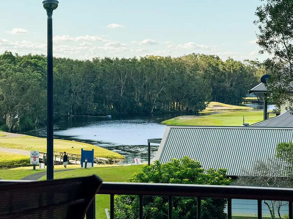 Luxury 2-bedroom 2- bathroom fully furnished apartment on the golf course
