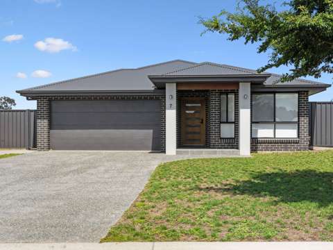 Goulburn 4 Bedroom Family Living With A Pool