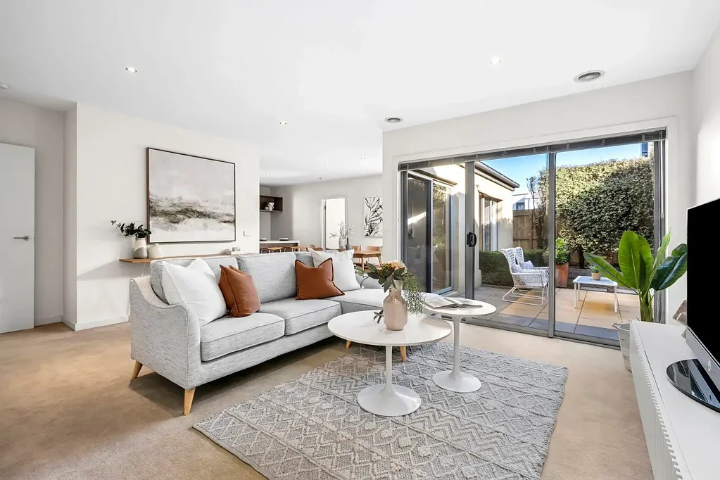 Newtown 3 Bedroom Rare single level three bedroom townhouse just a stroll to Pako