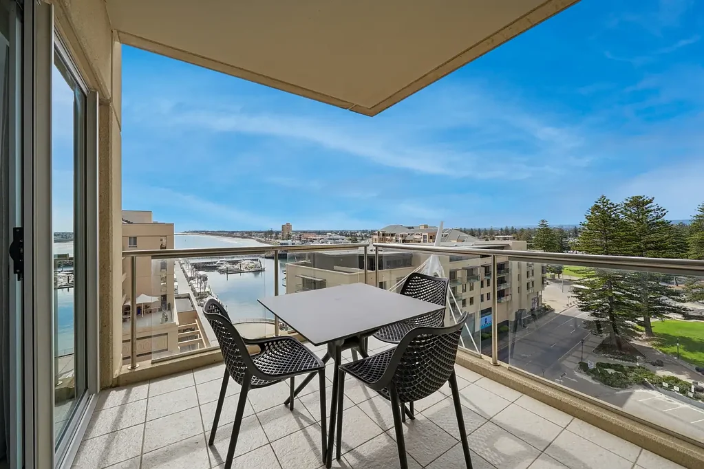 Glenelg 2침실 Stylish Beachside Living with Sweeping Colley Reserve & Marina Views
