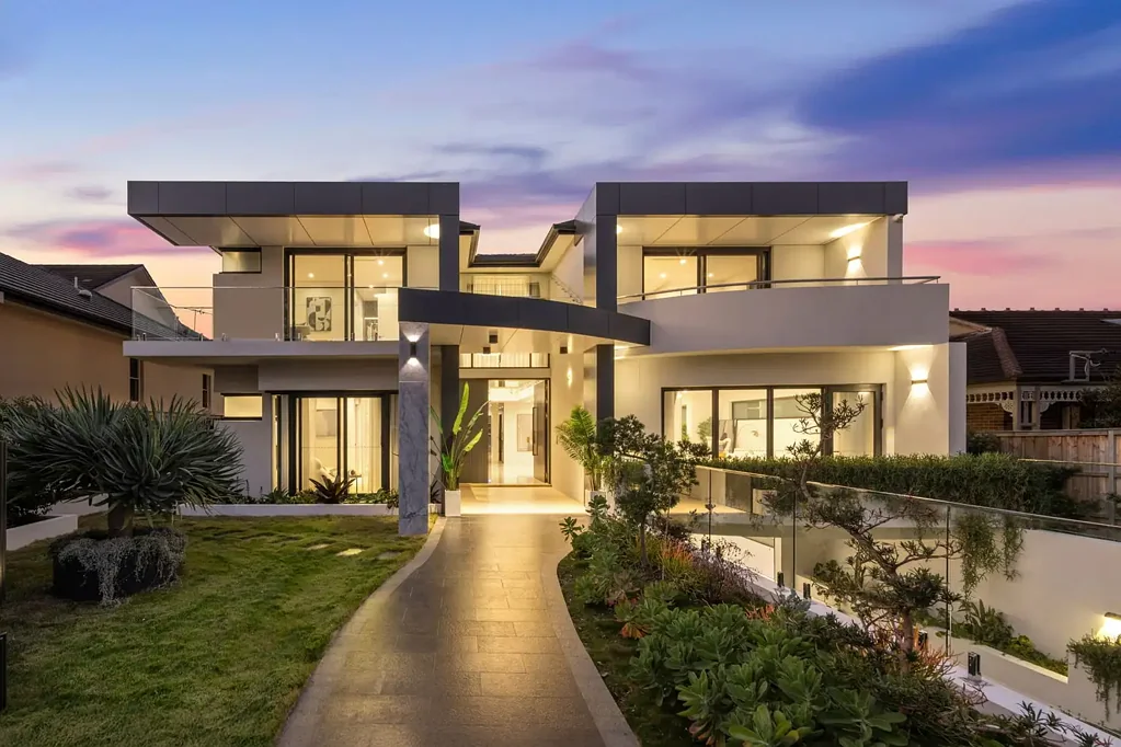 Strathfield 7ਬੈੱਡਰੂਮ Brand new tri-level luxury entertainer in blue-ribbon address