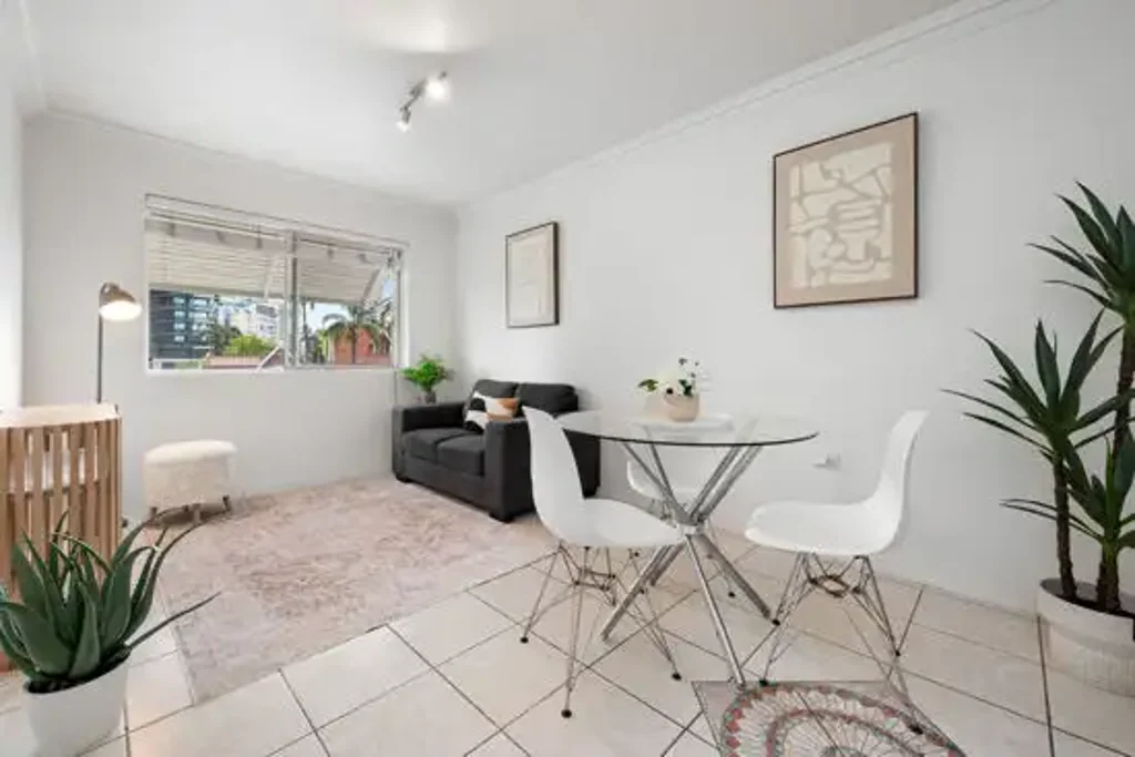 Kangaroo Point 1房 Kangaroo Point核心地段 优质瓷砖起居区 主卧带柜 浴室精致 厨房宽敞 单车锁库 地下泳池 IGA近便 Entry level buying in an Elite Location.