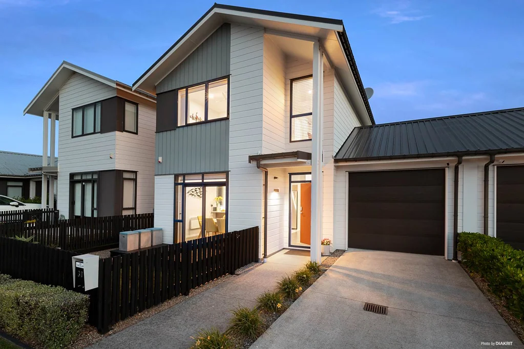 Pukekohe 2ਬੈੱਡਰੂਮ Sleek, Sun-filled, and Stylish