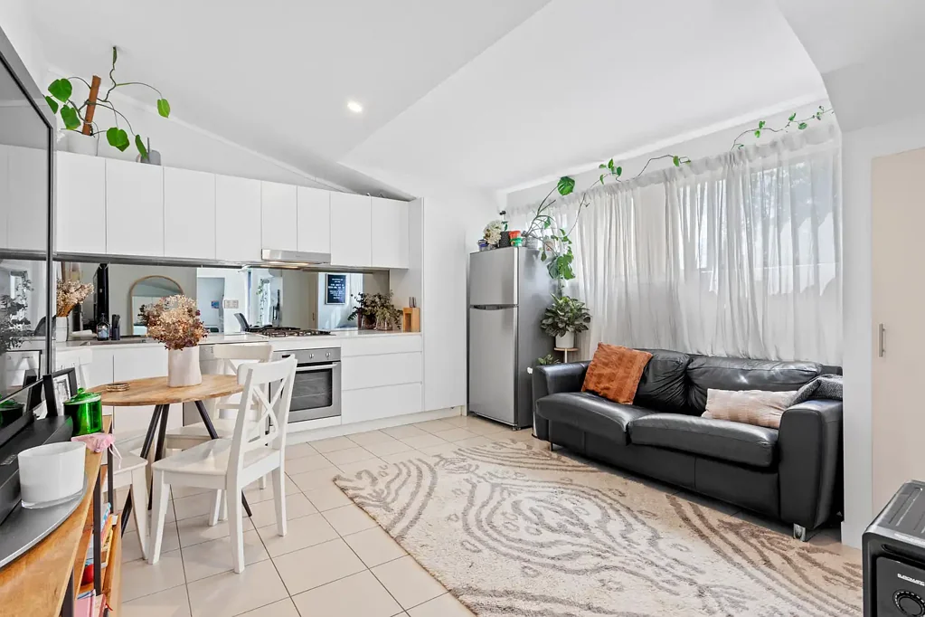 Spacious design with balcony & views | Top floor position