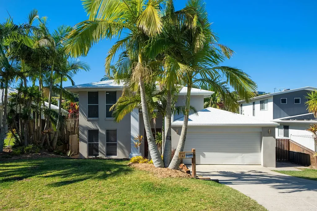 Coolum Beach 5ห้องนอน Spacious Family Home with Multiple Living Areas & Room for a Pool
