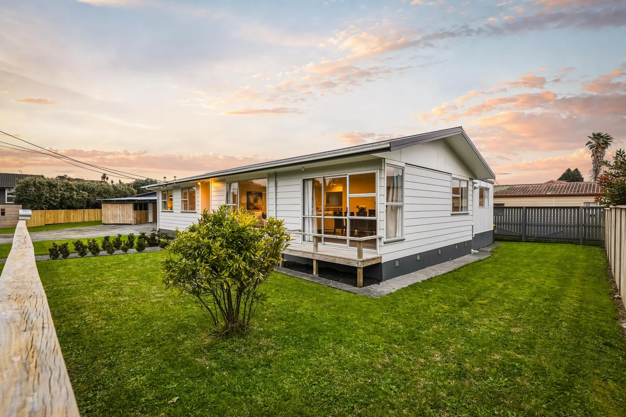Te Atatu Peninsula 6Zimmer Six Beds. Big Backyard. Large Workshop.