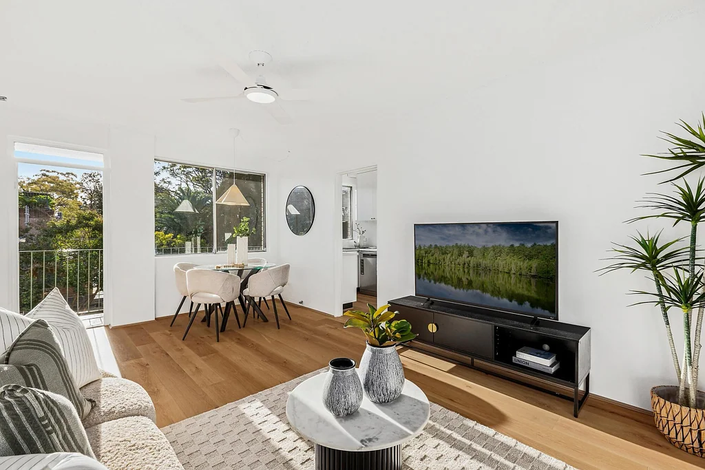 Lane Cove 2房  Quiet rear of block apartment located mere footsteps from the Village