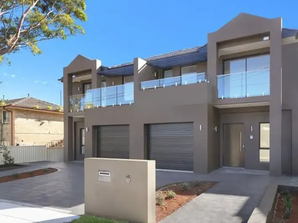 Stylish Coastal Living in a Prime Little Bay Location