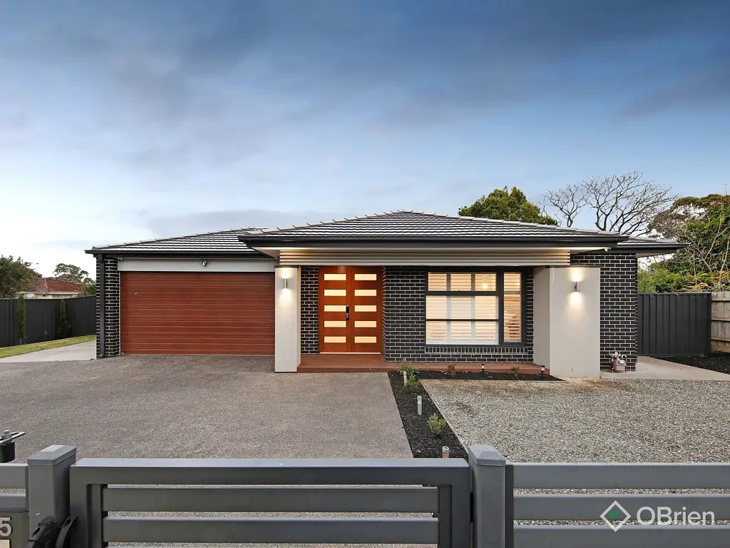 Knoxfield 4房 现代设计融合传统 自然光线充沛 多功能家庭影院 华丽美食厨房 石头瀑布岛台 高端电器分区住宿 主卧步入式衣帽间 Lennox分区冷暖 精美户外甲板 双车库内部通道 街角地块近公园 步行商圈便利 Contemporary Elegance with Family-Friendly Design