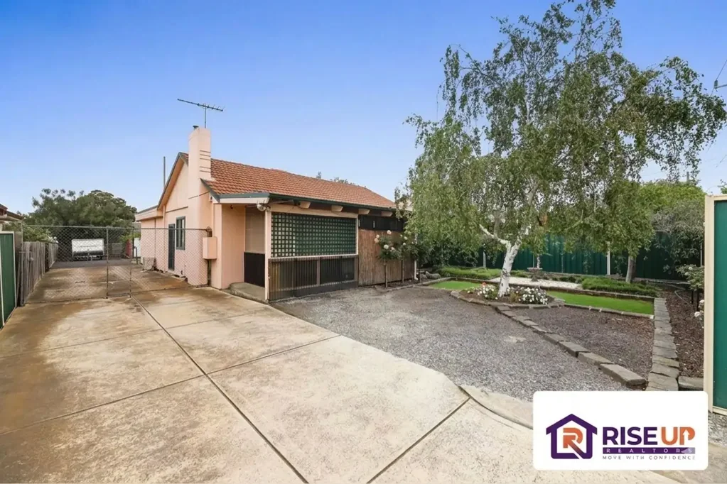 Broadmeadows 4房 四卧宽敞卧室 开放式生活区 一流户外娱乐 便利位置 近学校交通 宽敞地块 翻新扩建空间 自然光线充沛 壁炉管道供暖 多样存储选项 公交站旁 蓬勃社区生活 Short Walk to Train Station, Shopping Centre and Schools