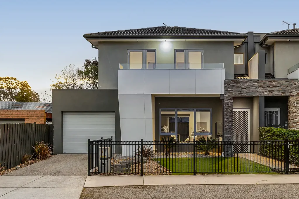 Werribee 3બેડરૂમ Walk to Watton Street – Stylish Living in a Quiet South Side Setting