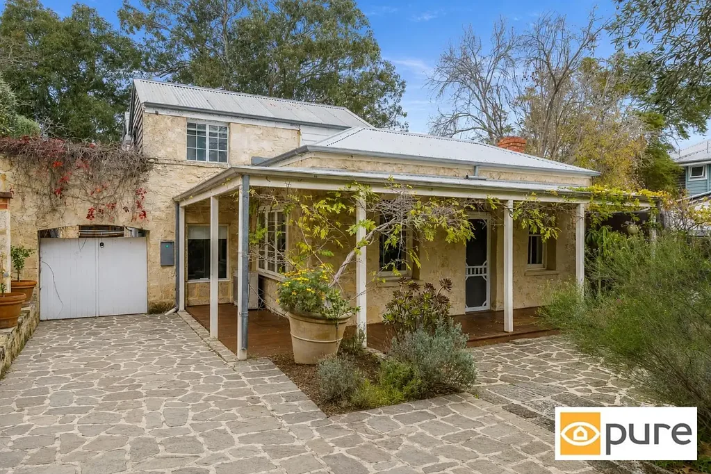CHARMING LIMESTONE COTTAGE WITH ARCHITECTURAL EXTENSION & STUDIO RETREAT