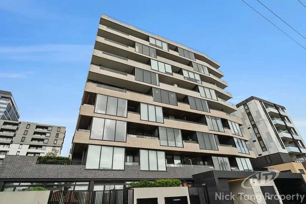 SPACIOUS HOME WITH BOX HILL GARDENS VIEW