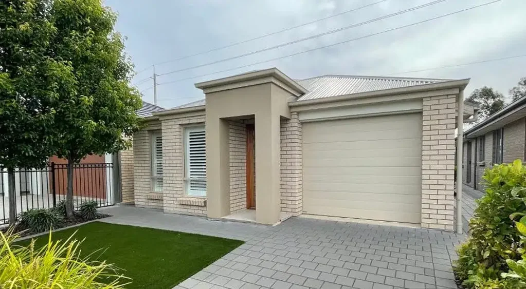 Stylish and Spacious 3 Bedroom House in Woodcroft!