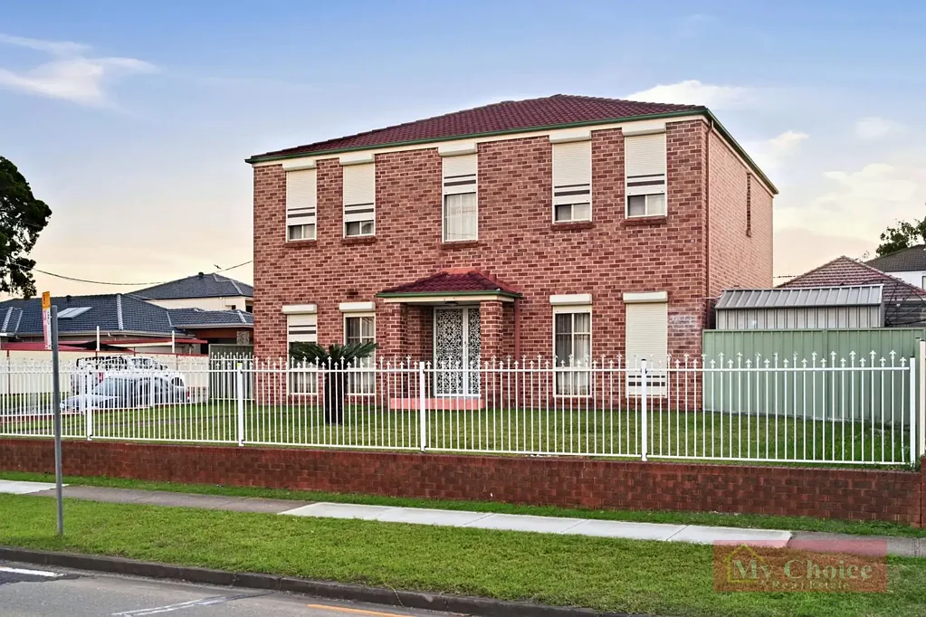Cabramatta West 5ห้องนอน FIRST TIME OFFERED IN 20 YEARS - SPACIOUS FAMILY HOME ON A CORNER BLOCK