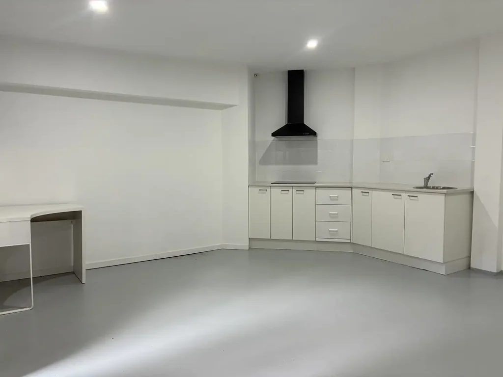 Studio - Desirable location close to shops and transport