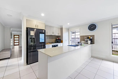37 Macintyre Parade, Pacific Pines, QLD 4211, 4 Kuwarto, 2 Banyo, House