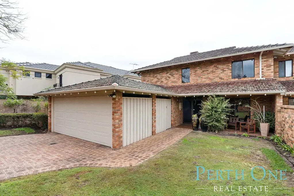 Impressive Space & Style - Applecross Living at Its Finest!
