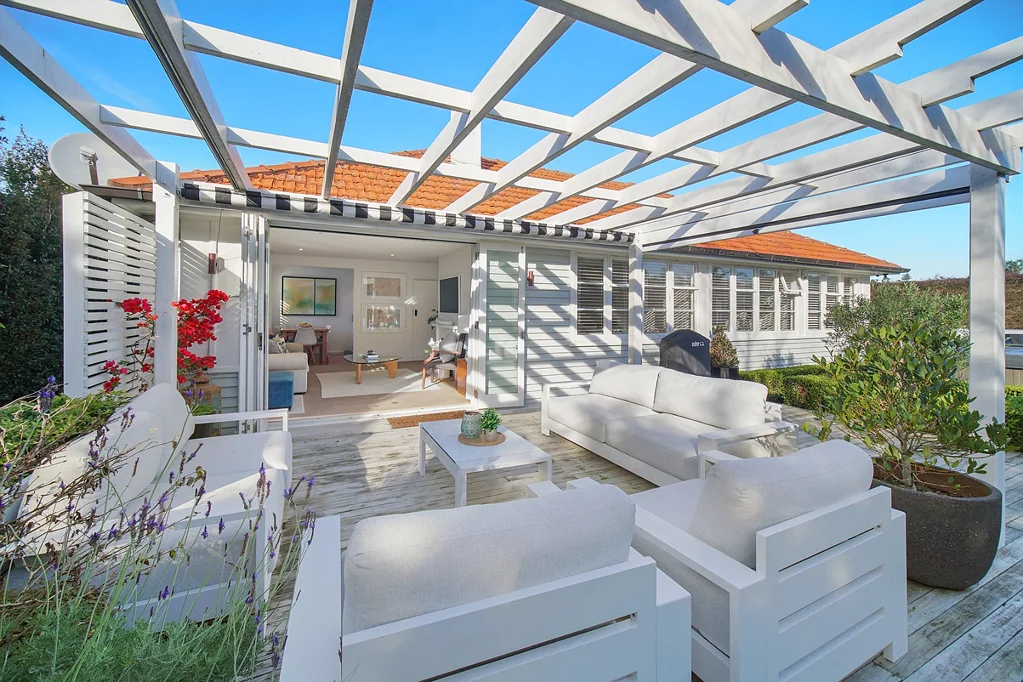 Comfort and Style in Beautiful Garden Setting!