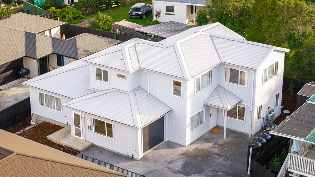 Massey 5房 坐拥Waitakere景观｜合法Home & Income，稀缺灵活型物业！ Thoughtfully Designed Home & Income