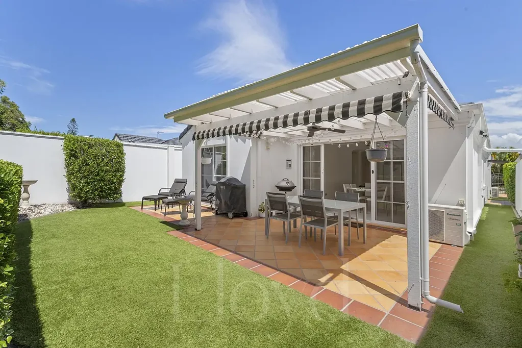 Benowa 3房  Tranquil Single-Level Living in the Tightly Held "La Fontaine"