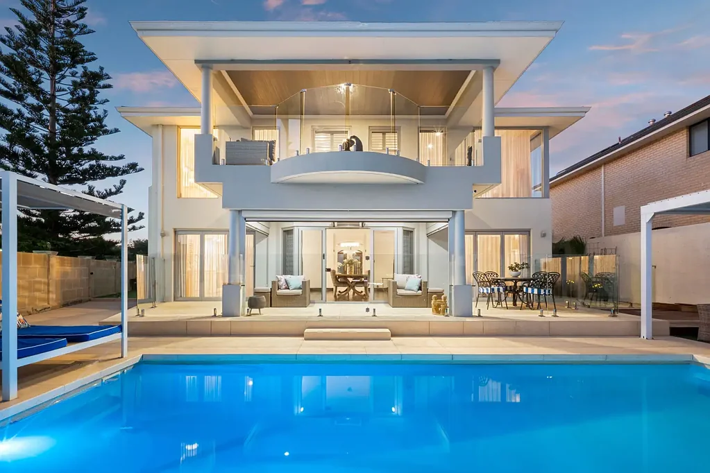 Wannanup 5ਬੈੱਡਰੂਮ Architectural elegance meets absolute waterfront luxury.