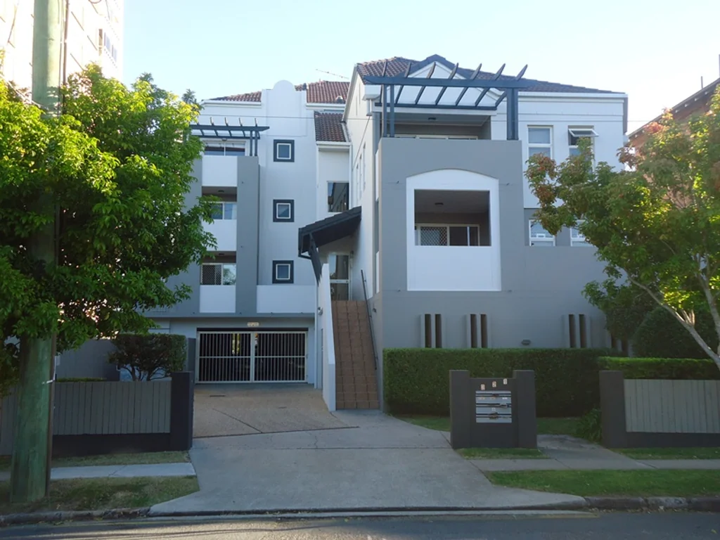 PERFECTLY LOCATED 2 BEDROOM 2 BATHROOM APARTMENT IN NEW FARM