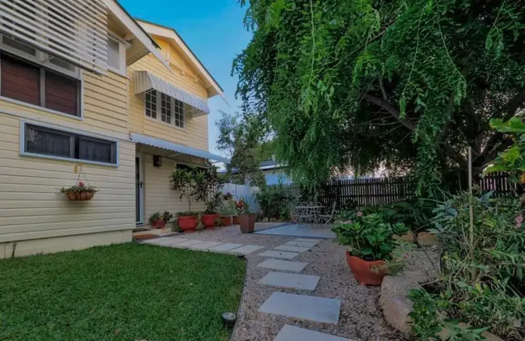 West End 3कमरा Queenslander with Pool, Shed + Side access