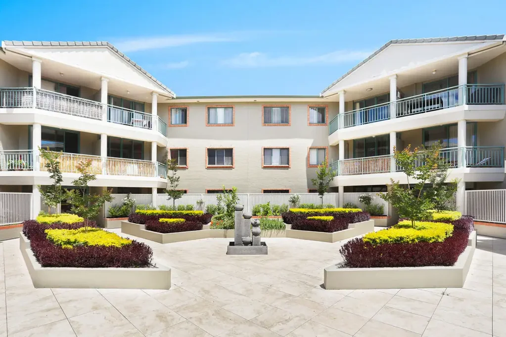 LARGE BRIGHT & SUNNY 2 BEDROOM