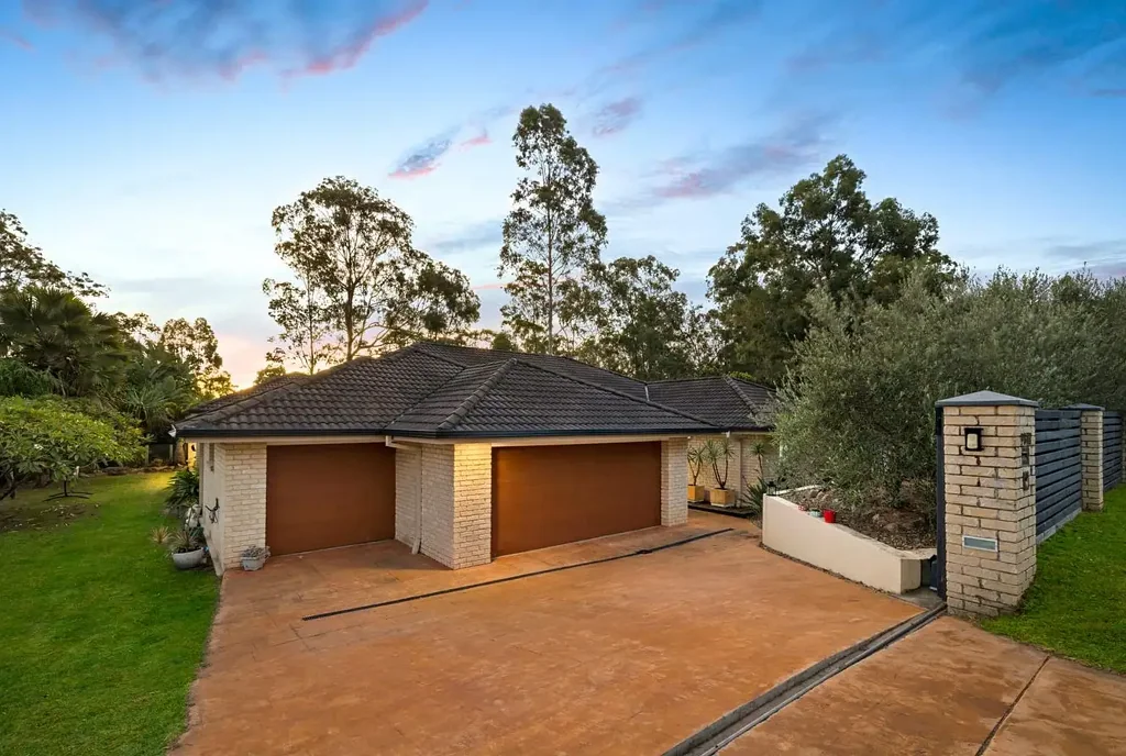 Spacious Family Entertainer in Prestigious Lakeside Location