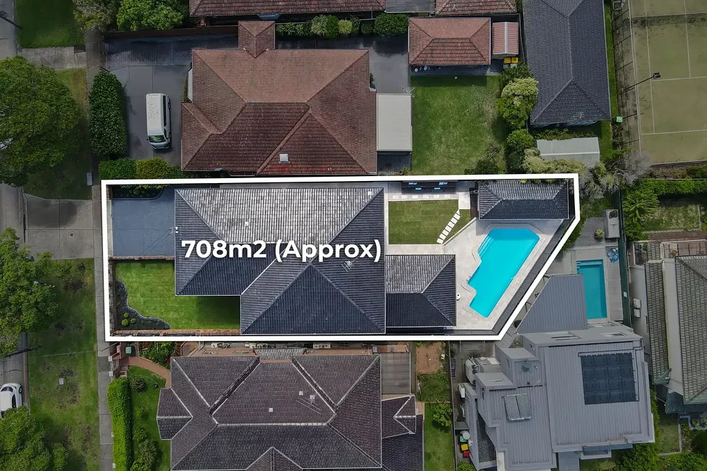 Strathfield 5कमरा Fully renovated full-brick residence set along a prestigious tree-lined Boulevarde
