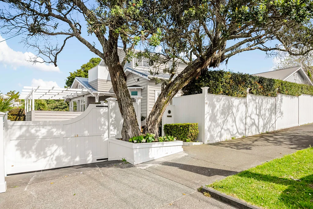 Remuera 5 Slaapkamer Renovated Remuera Gem with Stunning Water Views
