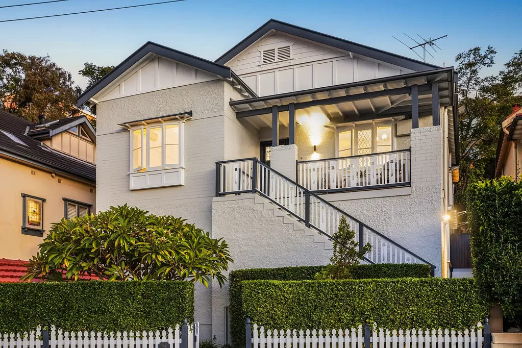 Cammeray 4房  新近翻新，视野开阔，朝北，家庭灵活 Newly renovated, sweeping northerly views and family flexibility