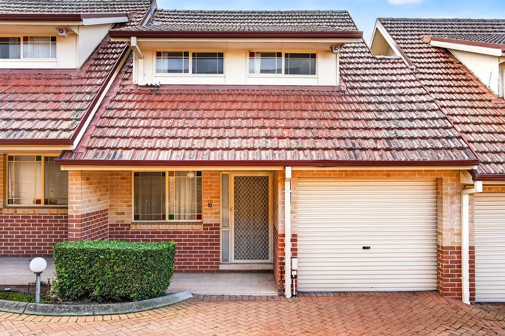 South Wentworthville 2房 全瓷砖生活区 低维护后院 主卧带空调 独立洗衣房 优质学校划片 交通便利位置 LOW-MAINTENANCE TOWNHOUSE LIVING IN A CONVENIENT CATCHMENT POCKET