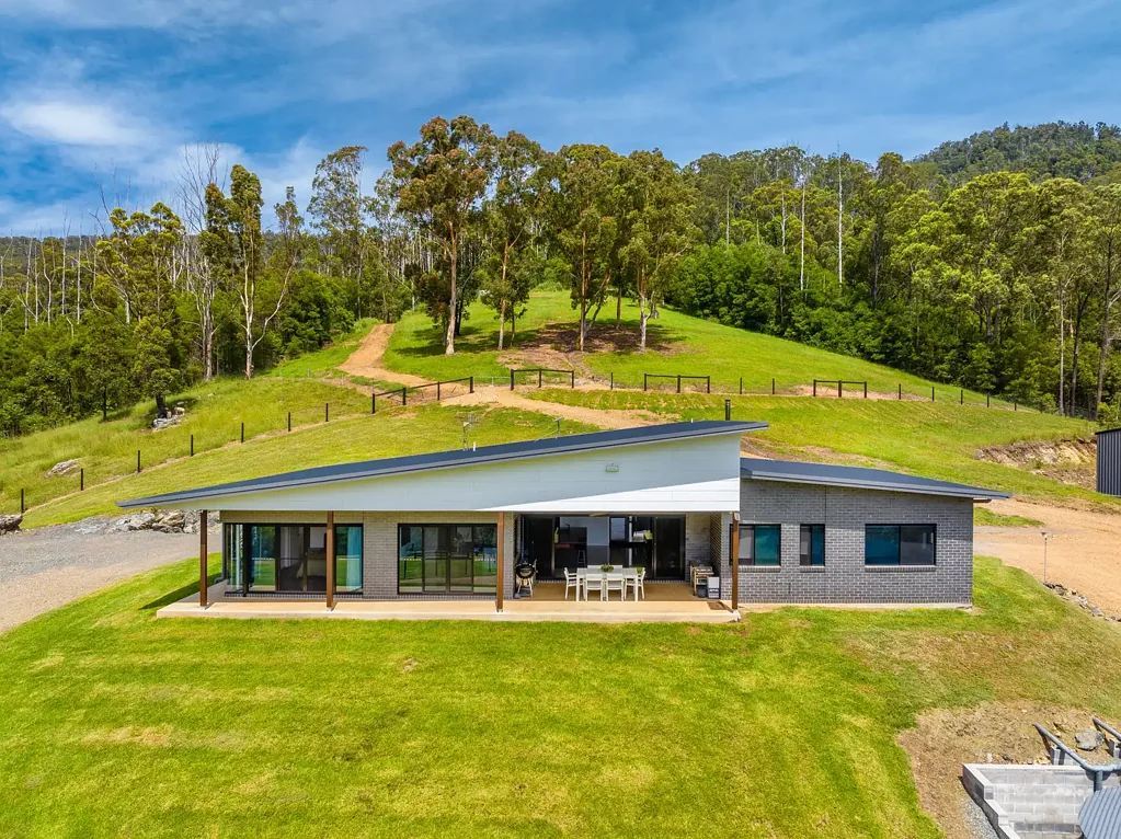Hillville Private and peaceful modern home on 106 acres