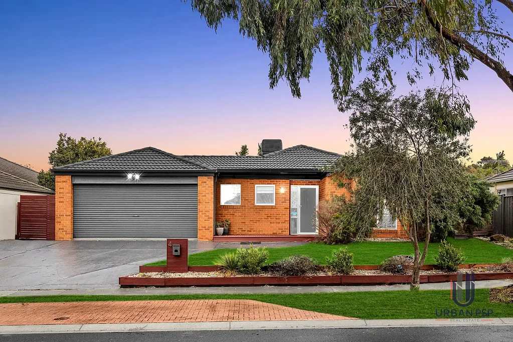 Manor Lakes 4 Bedroom East-Facing Simonds-Built Family Home on 640m² (Approx.) – Walk to Station & Shopping Centre