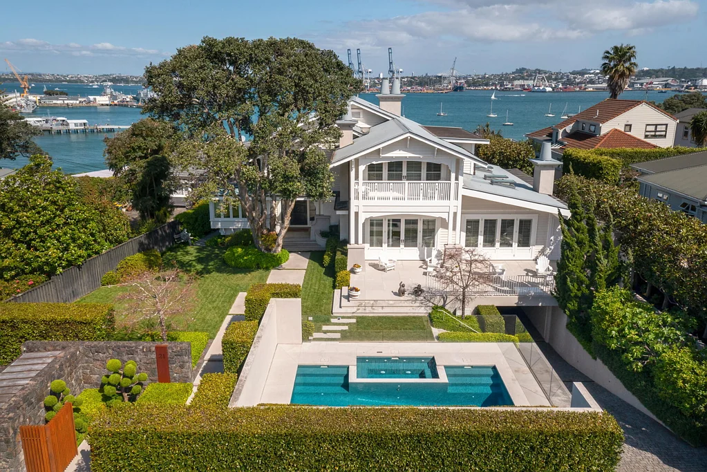 Devonport 4房 1965平米地标性水岸庄园！家庭影院+酒窖+泳池+健身房，名校/渡轮/商圈举步即达！ A Landmark Waterfront Estate