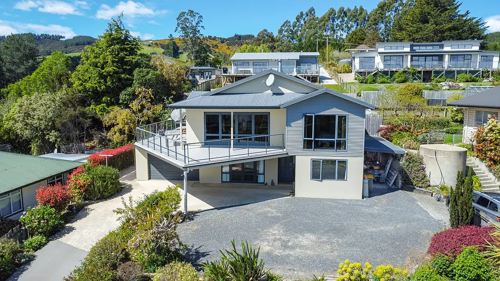 Waihola 4房  Substantial Family Home with Panoramic Lake Views