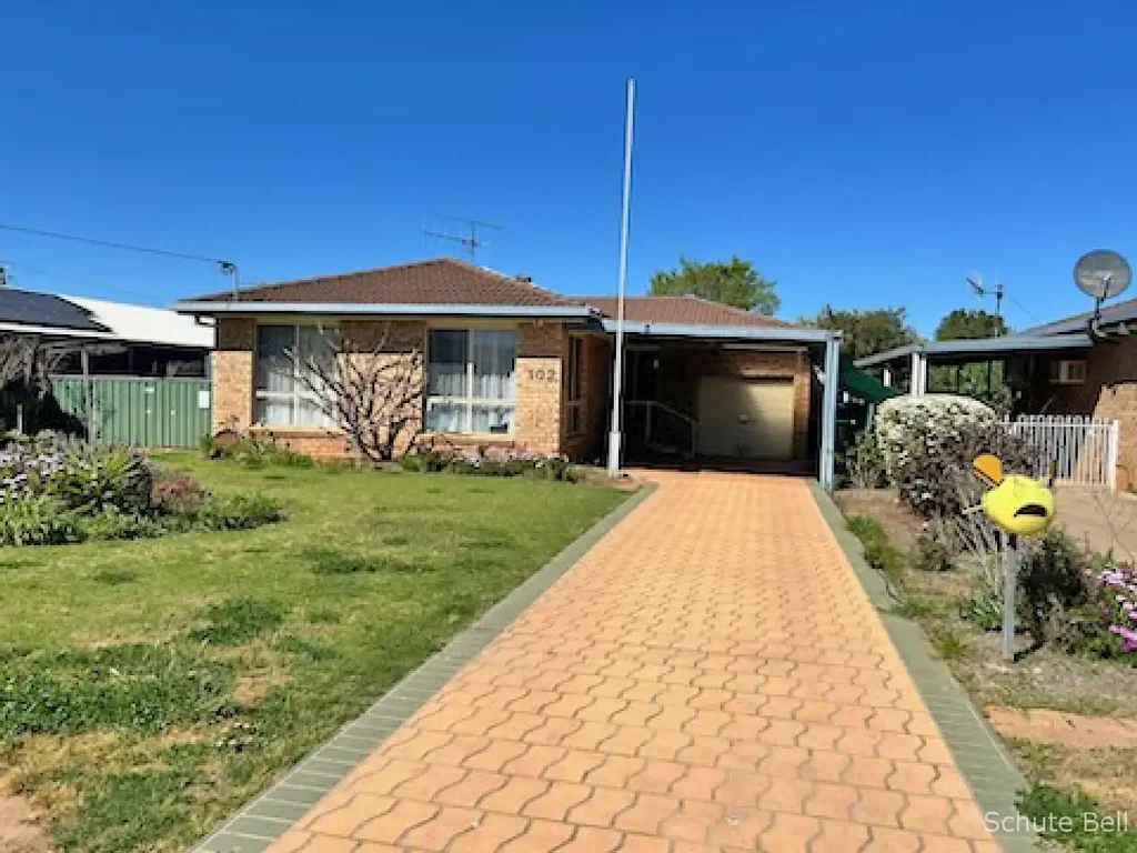 Comfortable 3-Bedroom Home with Outdoor Entertaining