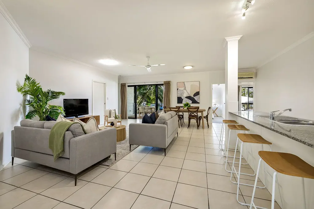 Cairns City 3ਬੈੱਡਰੂਮ SPACIOUS PROPORTIONS, 2 CAR SPACES ON TITLE, A ROCKS TOSS FROM THE CBD